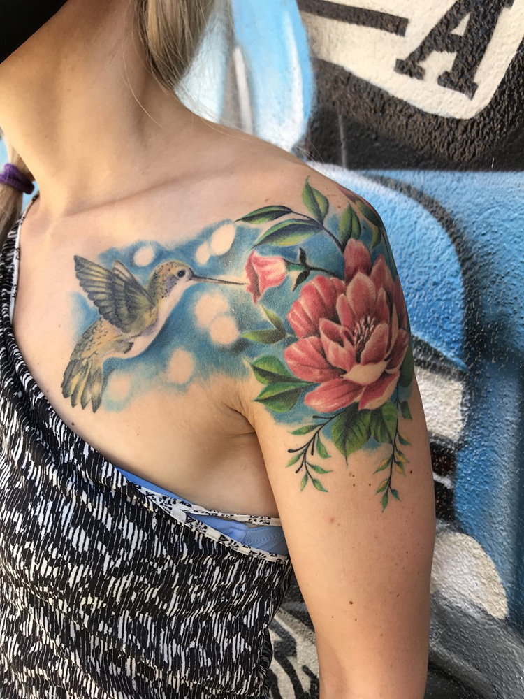 Tatuaje Colibri y flores