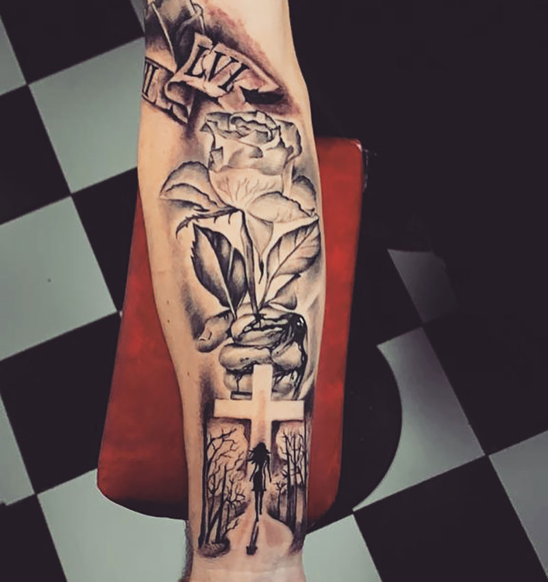 tatuaje rosa mano y cruz