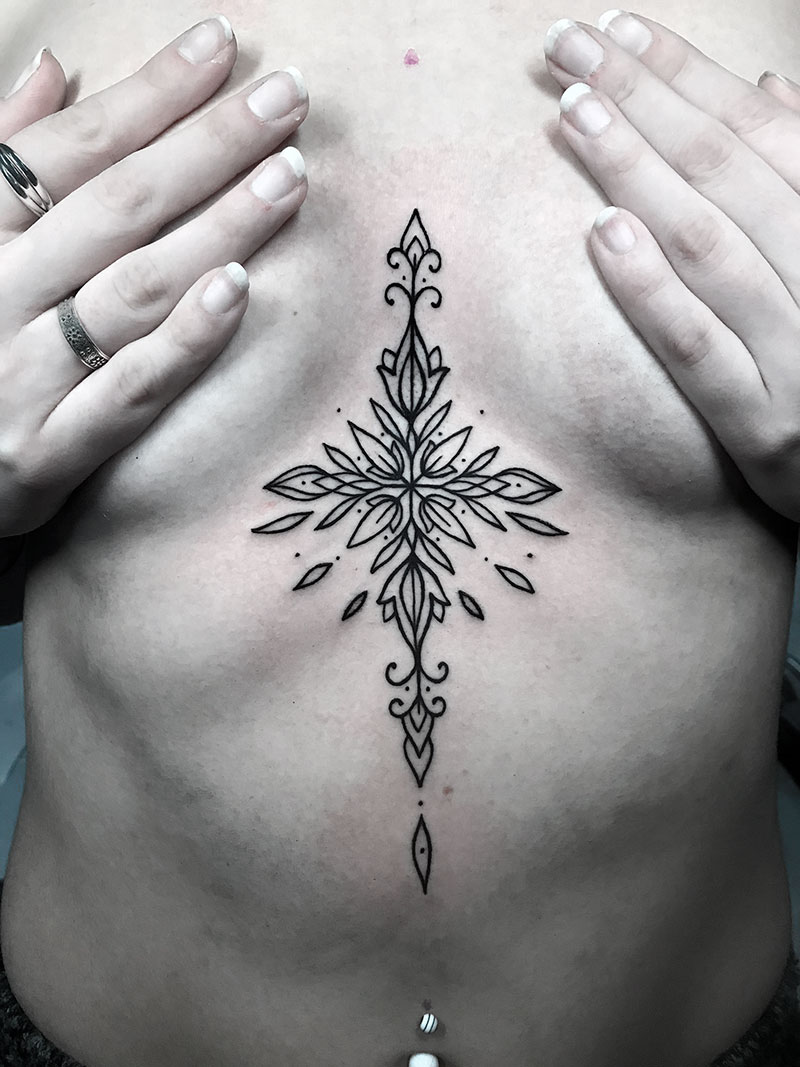 Tatuaje-ornamental-geometrico-pecho
