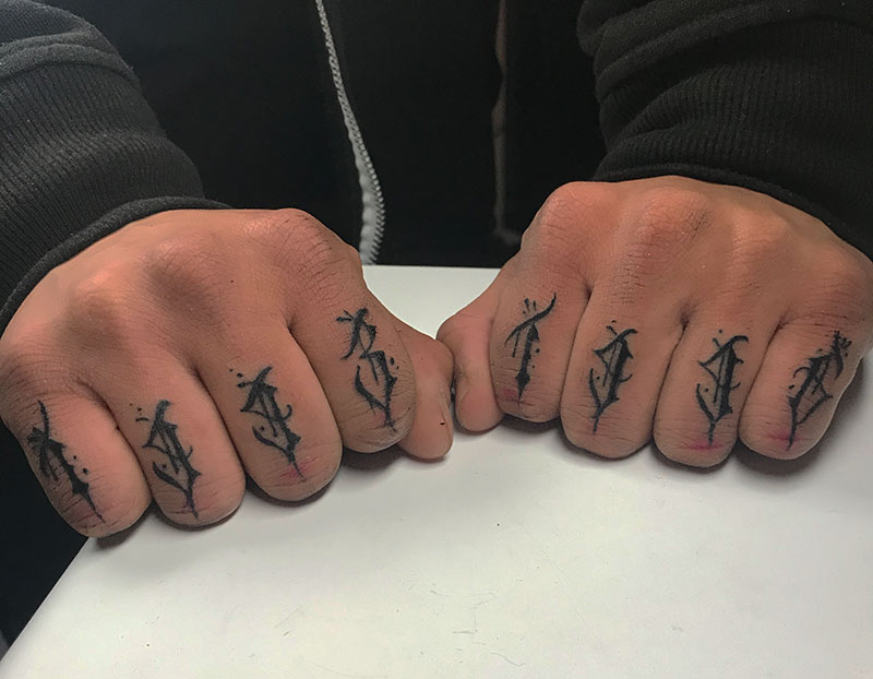 Tatuaje-fechas-dedos