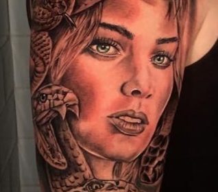 tatuaje realista Medusa Vallekas Tattoo Zone