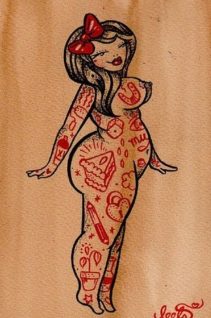 mujer gordita con tattoos