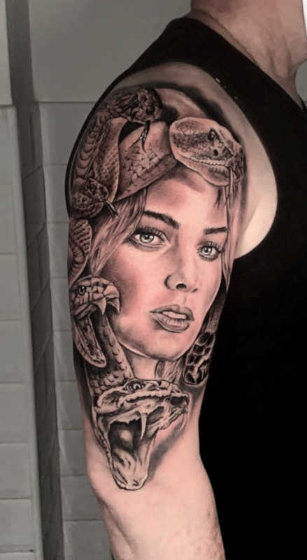 Tatuaje Mujer Medusa serpientes