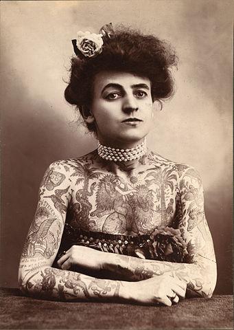 mujer de circo tatuada