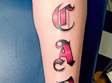 Tatuaje-ACAB-letras-Goticas-color-en-Pierna