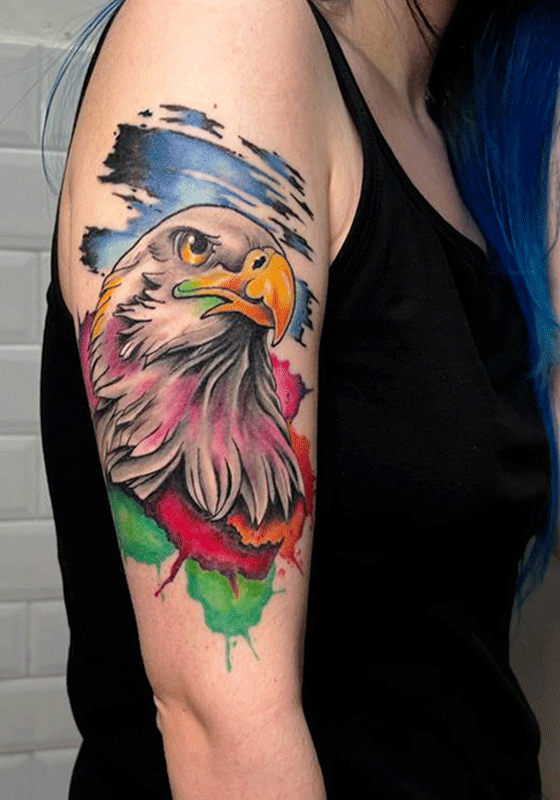 Tatuaje Aguila con Fondo Acuarela en el Brazo