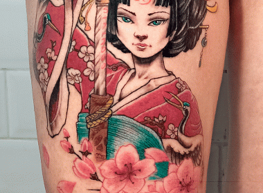 Tatuaje-Geisha-a-color-en-muslo