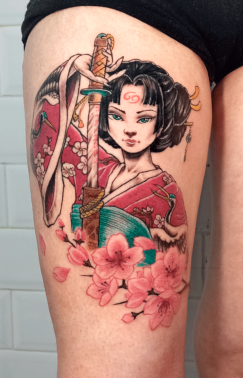 Tatuaje-Geisha-a-color-en-muslo