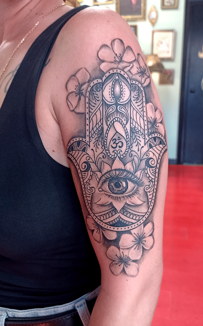 Tatuaje-Mano-de-Fátima-con-Flores