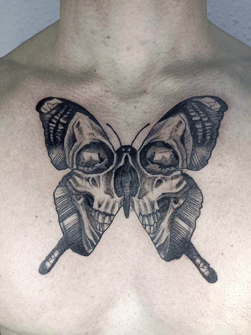Tatuaje-mariposa-calavera-pecho