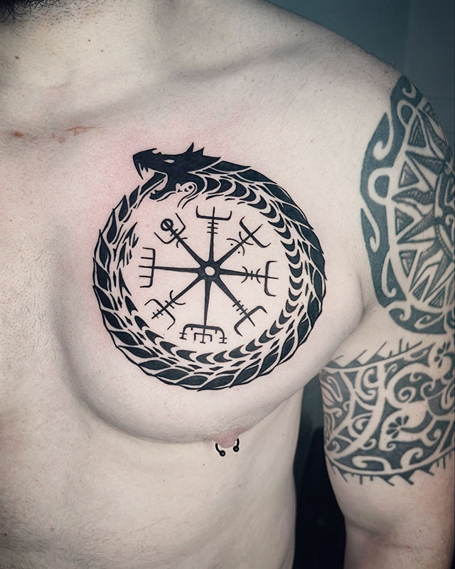 Tatuaje-Ouroboros-y-Runas-Vikingas